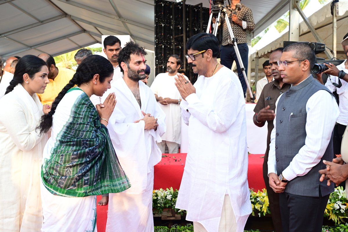 AnamReddy_TDP's tweet photo. రాష్ట్ర ప్రభుత్వం తరఫున కల్కి భగవాన్ అంతిమయాత్రలో పాల్గొన్నాను.

ప్రముఖ ఆధ్యాత్మిక గురువు, వన్‌నెస్ స్పిరిచువల్ ఆర్గనైజేషన్ వ్యవస్థాపకులు శ్రీ కల్కి భగవాన్ (విజయ్ కుమార్ నాయుడు) గారి అంతిమ కార్యక్రమాలు తిరుపతి జిల్లా వరదయ్యపాళెం మండలం బత్తలవల్లంలోని ఏకం క్షేత్రంలో ప్రభుత్వ లాంఛనాలతో నిర్వహించబడ్డాయి. 

ఆంధ్రప్రదేశ్ రాష్ట్ర ప్రభుత్వం తరఫున కల్కి భగవాన్ గారి పార్థివదేహానికి నివాళులర్పించి, అంతిమయాత్రలో పాల్గొని వారి కుటుంబ సభ్యులకు ప్రగాఢ సానుభూతిని తెలియజేశాను.

ఆధ్యాత్మిక రంగంలో కల్కి భగవాన్ గారు అందించిన సేవలను, మానవతా విలువలు మరియు ఆధ్యాత్మిక చైతన్యాన్ని పెంపొందించేందుకు చేసిన కృషిని ఈ సందర్భంగా స్మరించుకున్నాను.

వారి ఆత్మకు శాంతి చేకూరాలని ప్రార్థిస్తున్నాను.
వారి కుటుంబ సభ్యులకు, భక్తులకు నా ప్రగాఢ సానుభూతి.

#KalkiBhagavan #VijayKumarNaidu #KalkiBhagavanAntimayatra #EkamKshetra #Tirupati