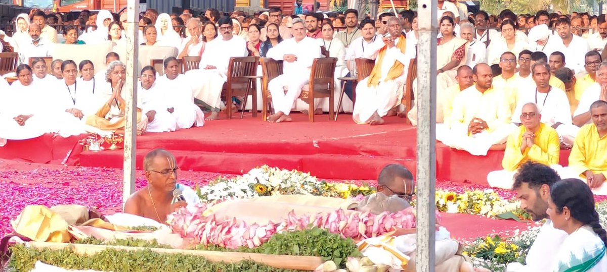 AnamReddy_TDP's tweet photo. రాష్ట్ర ప్రభుత్వం తరఫున కల్కి భగవాన్ అంతిమయాత్రలో పాల్గొన్నాను.

ప్రముఖ ఆధ్యాత్మిక గురువు, వన్‌నెస్ స్పిరిచువల్ ఆర్గనైజేషన్ వ్యవస్థాపకులు శ్రీ కల్కి భగవాన్ (విజయ్ కుమార్ నాయుడు) గారి అంతిమ కార్యక్రమాలు తిరుపతి జిల్లా వరదయ్యపాళెం మండలం బత్తలవల్లంలోని ఏకం క్షేత్రంలో ప్రభుత్వ లాంఛనాలతో నిర్వహించబడ్డాయి. 

ఆంధ్రప్రదేశ్ రాష్ట్ర ప్రభుత్వం తరఫున కల్కి భగవాన్ గారి పార్థివదేహానికి నివాళులర్పించి, అంతిమయాత్రలో పాల్గొని వారి కుటుంబ సభ్యులకు ప్రగాఢ సానుభూతిని తెలియజేశాను.

ఆధ్యాత్మిక రంగంలో కల్కి భగవాన్ గారు అందించిన సేవలను, మానవతా విలువలు మరియు ఆధ్యాత్మిక చైతన్యాన్ని పెంపొందించేందుకు చేసిన కృషిని ఈ సందర్భంగా స్మరించుకున్నాను.

వారి ఆత్మకు శాంతి చేకూరాలని ప్రార్థిస్తున్నాను.
వారి కుటుంబ సభ్యులకు, భక్తులకు నా ప్రగాఢ సానుభూతి.

#KalkiBhagavan #VijayKumarNaidu #KalkiBhagavanAntimayatra #EkamKshetra #Tirupati