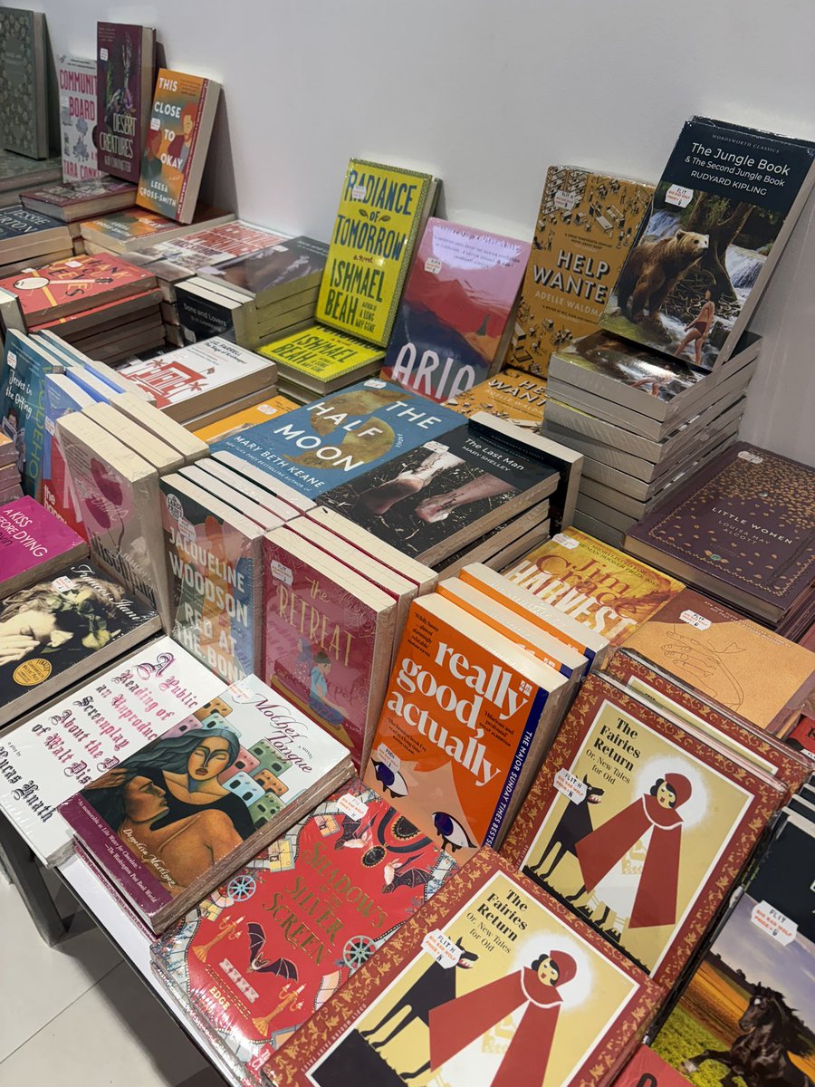 helloreshelf's tweet photo. วันนี้แวะไปงาน Big Bad Wolf มา หนังสือเยอะมากแต่อาจจะเป็นเล่มที่ไม่ค่อยรู้จักเท่าไหร่ (ถ้าเล่มดัง ๆ อาจะคุ้นตากันหมดแล้ว) แต่ทางนี้ได้มา 5 เล่ม 🤣🫶 https://t.co/lassBHVDPb