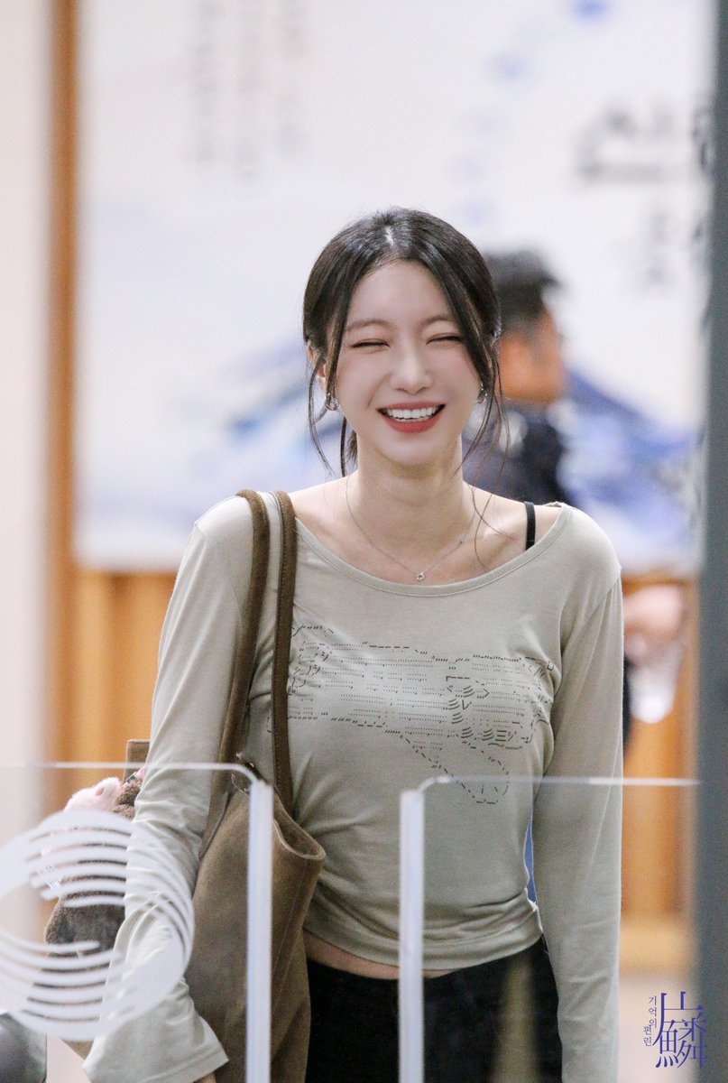 6remember_me910's tweet photo. 261002 쌤과 함께

오늘도 맑은 웃음

#오마이걸 #유빈 
#OHMYGIRL #YUBIN https://t.co/SNETS2zkpQ