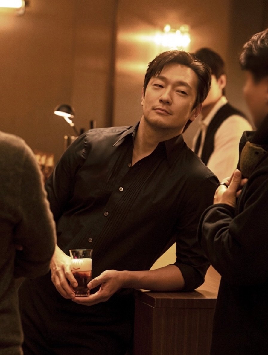 sonsukkuu's tweet photo. Black shirt. Warm light. Absolute control. 🍺 https://t.co/zZhhh6JIGq