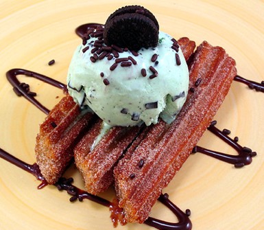 marianneGl198z's tweet photo. Primera miga del churro recién frito con chocolate caliente! Dulce caliente que alegra todo el día https://t.co/JcNpxhwoge