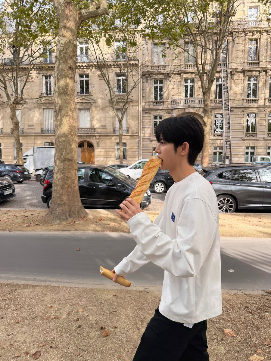 ParkSiWoomami's tweet photo. Là CEO thì cũng phải ăn bánh mì thôi

PARK SIWOO AT LANVIN PFWSS27
#PARKSIWOOxLANVIN
#PARKSIWOO
#LANVINPFWSS27
#YOONSIKSIWOOPFWSS27 https://t.co/4x9Sbv1Wre