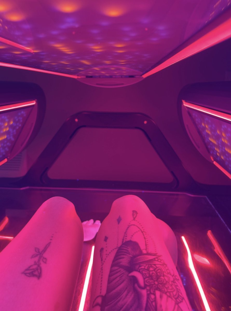 Goddessfreya037's tweet photo. It’s just so refreshing laying on a sun-bed while losers pay for my attention 😏💕 https://t.co/qdAw2NrqXY
