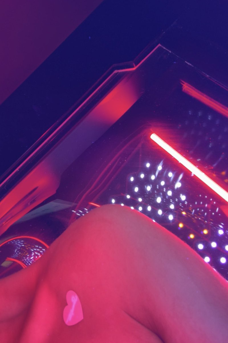 Goddessfreya037's tweet photo. It’s just so refreshing laying on a sun-bed while losers pay for my attention 😏💕 https://t.co/qdAw2NrqXY