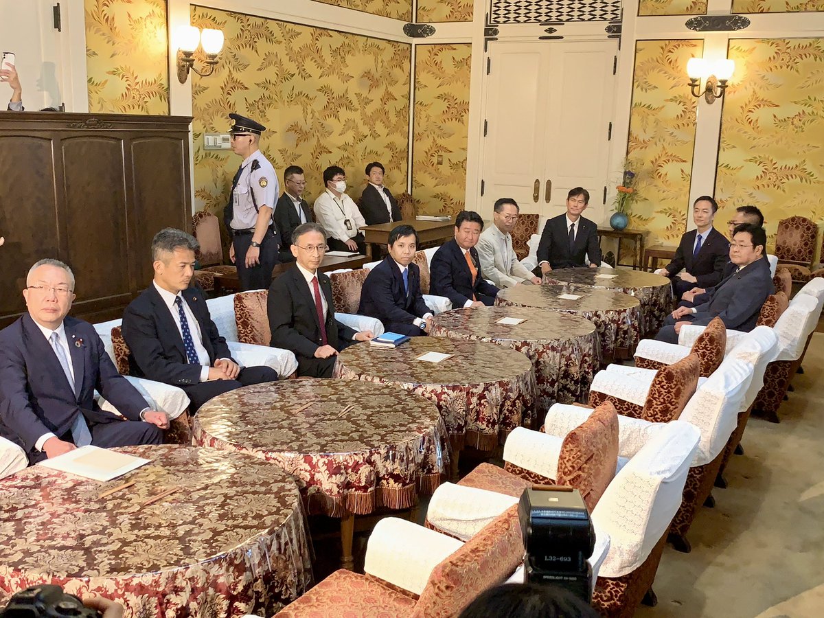 nakagawa_komei's tweet photo. 【衆参野党国対委員長会談を開催！】

本日、「衆参野党国会対策委員長会談」を開催。来週から始まる臨時国会において、
①、食料品消費税減税法案は、国民の暮らしに影響する重要法案であり、総理出席の質疑も含め丁寧な審議を与党に求めていくこと。
②、先の国会で継続審議となった衆院議員の定数削減法案については、現在、与野党揃っての選挙制度協議会の結果を尊重するとともに、比例代表の削減だけを進めることについては衆参野党が一致して反対していくこと。
③、国会改革については、議論を進めることについては大いに賛成するが、少なくとも、総理の説明責任を減らすような改革は認められない。
との3点を与党に申し入れていくことを確認致しました。
その後、衆議院において全会派が集まった「与野党国対委員長会談」を開催。私も、統一会派「中道」の国対委員長代行として参加し、意見具申致しました。
来週から始まる臨時国会では、国民生活に寄り添った議論を展開していきます！