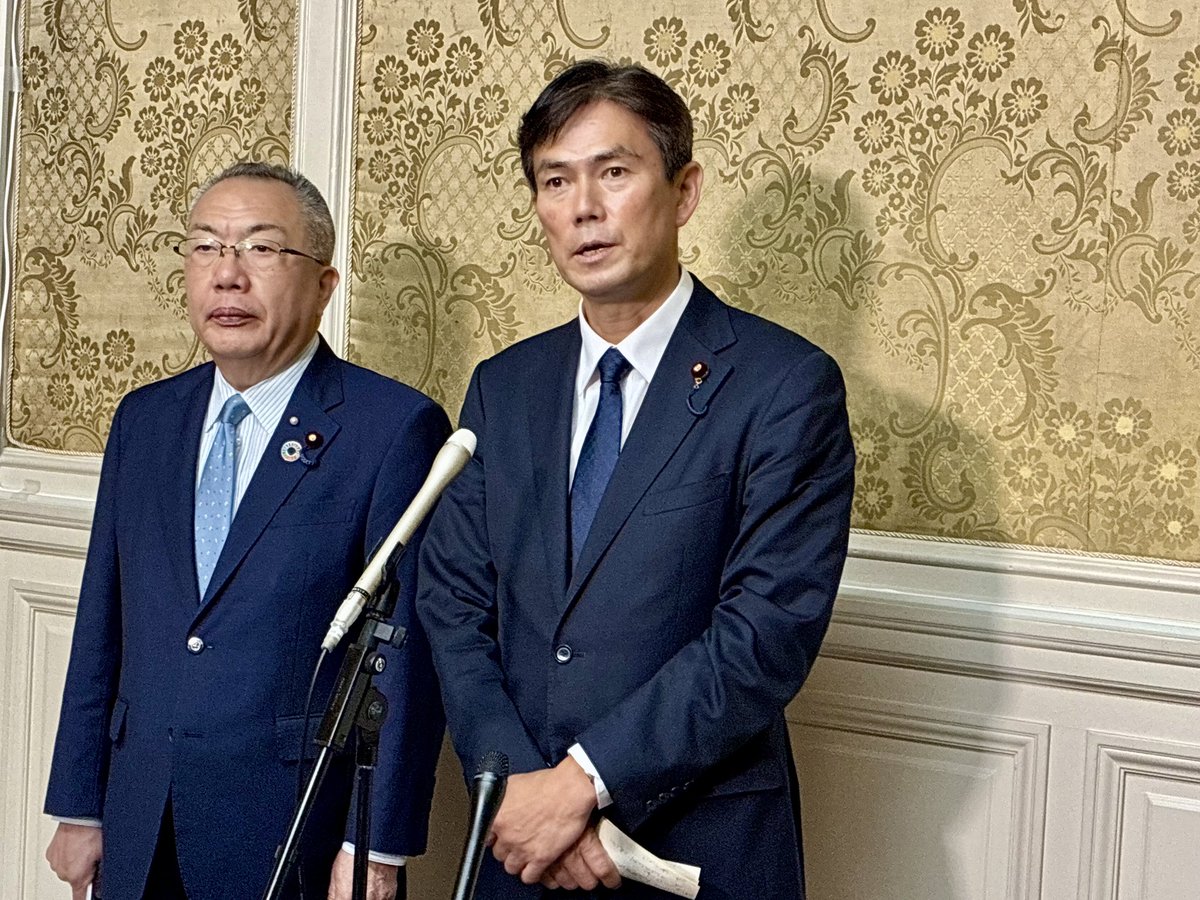 nakagawa_komei's tweet photo. 【衆参野党国対委員長会談を開催！】

本日、「衆参野党国会対策委員長会談」を開催。来週から始まる臨時国会において、
①、食料品消費税減税法案は、国民の暮らしに影響する重要法案であり、総理出席の質疑も含め丁寧な審議を与党に求めていくこと。
②、先の国会で継続審議となった衆院議員の定数削減法案については、現在、与野党揃っての選挙制度協議会の結果を尊重するとともに、比例代表の削減だけを進めることについては衆参野党が一致して反対していくこと。
③、国会改革については、議論を進めることについては大いに賛成するが、少なくとも、総理の説明責任を減らすような改革は認められない。
との3点を与党に申し入れていくことを確認致しました。
その後、衆議院において全会派が集まった「与野党国対委員長会談」を開催。私も、統一会派「中道」の国対委員長代行として参加し、意見具申致しました。
来週から始まる臨時国会では、国民生活に寄り添った議論を展開していきます！