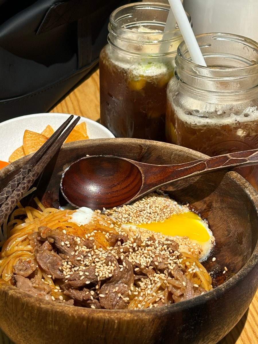 Birgitenb0's tweet photo. Noche fría + tazón de fideos calientes = el secreto para calentar el alma. El último cierre, pero nunca el último abrazo caliente.， https://t.co/opNkDZJIjw