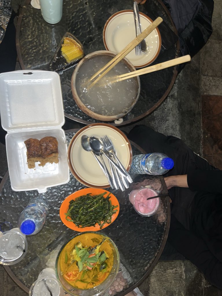 llstrz's tweet photo. tbtb makan papeda https://t.co/TNPRJHLGDh