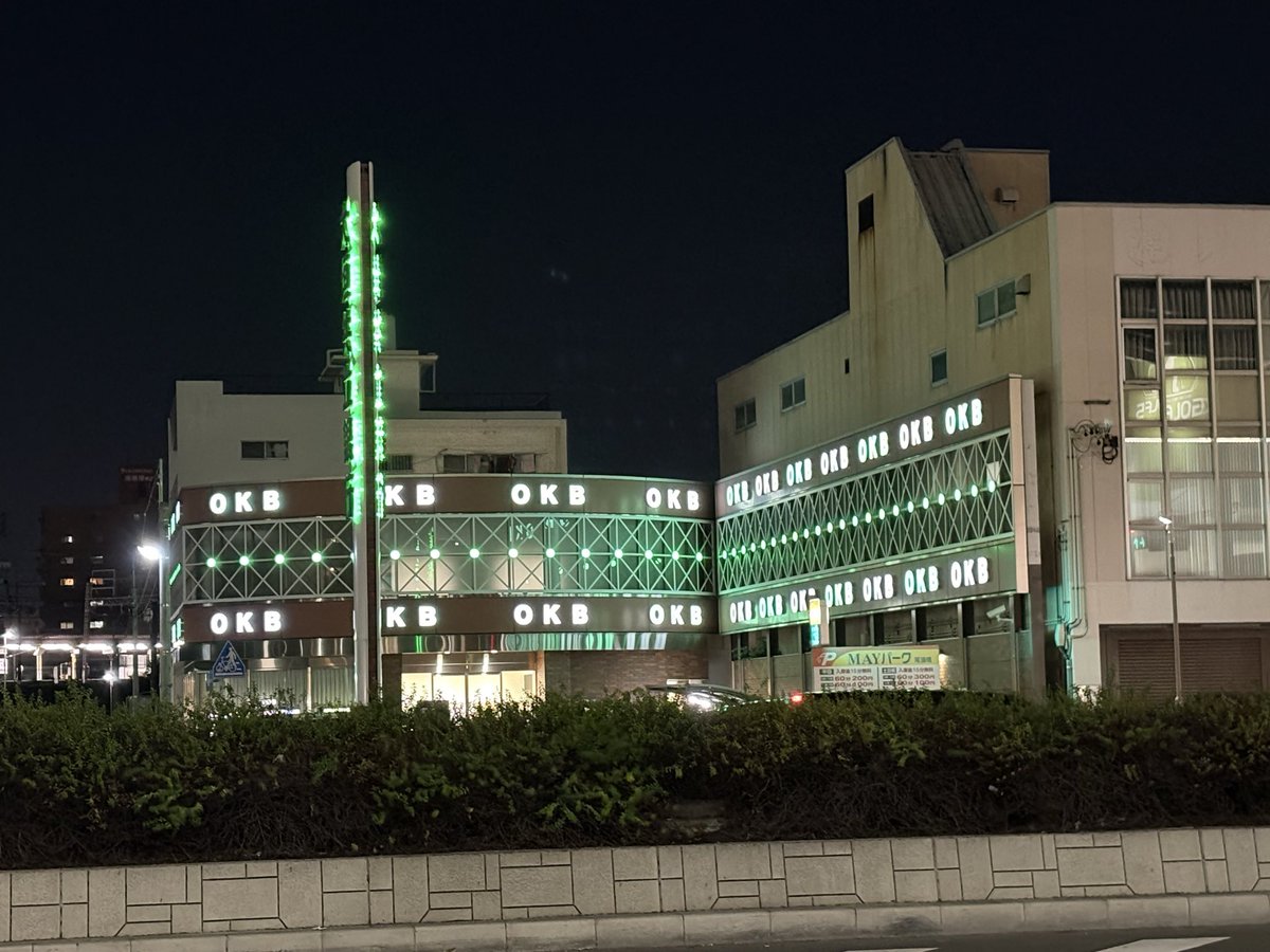 highd7260's tweet photo. ナイトクラブみたいな銀行あった。大垣共立銀行っていう銀行らしい。名古屋やばい🫨 https://t.co/jSaqNKBM5d