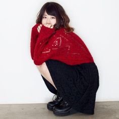 philosophy092's tweet photo. 実はこんな1枚も撮っています。

2013か2014年頃？アイドルになる前のソロシンガーソングライターとして初めてちゃんとアーティスト写真撮影をした時のポーズを再現してみました。

再び一人で立ち上がるこのタイミングで撮りたかった1枚🫧

📷koji yamano
💄Akie Kure https://t.co/KJLKxSjFLe