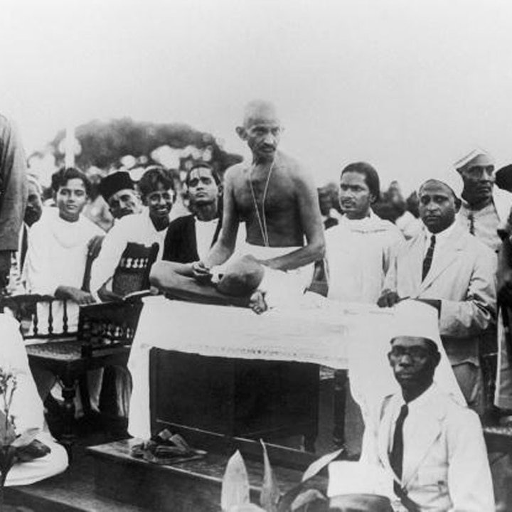 harish_parsai's tweet photo. जिस देश की जनता अंग्रेजों के डर से अपने समंदर का नमक छूने से कांपती थी, वहां 60 साल का एक बूढ़ा उस ब्रिटिश साम्राज्य को अल्टीमेटम देता है।जिसके राज में सूरज कभी नहीं डूबता था।और काले कानून की धज्जियां उड़ा देता है अगर ऐसा इंसान आपकी आंखों को चुभता है तो अपनी आंखे फोड़ लो। https://t.co/jqXGa6RXvS