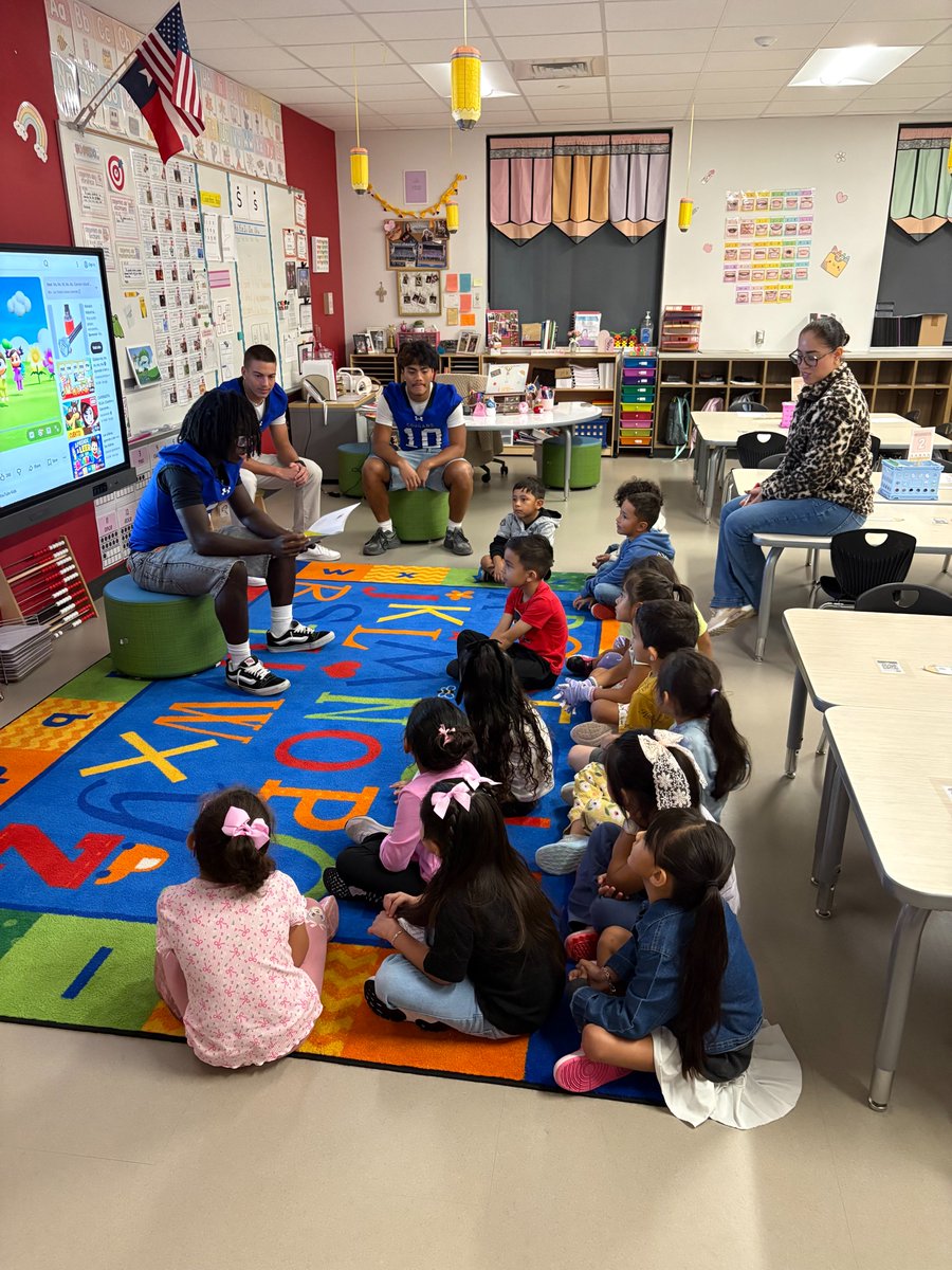 Jarrell_ISD's tweet photo. 📚💙🏈 That’s how you kick off a Football Friday!
#ONECOMMUNITY #CougarPride #FootballFriday #JarrellISD https://t.co/5AB9agmufc