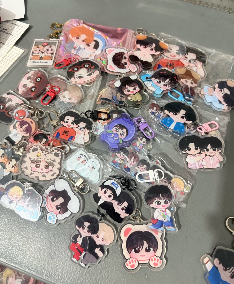 jmnikeu's tweet photo. I’ll be randomly giving away my extra keyrings and standees! 🥹🤍 https://t.co/XHu0U941VY