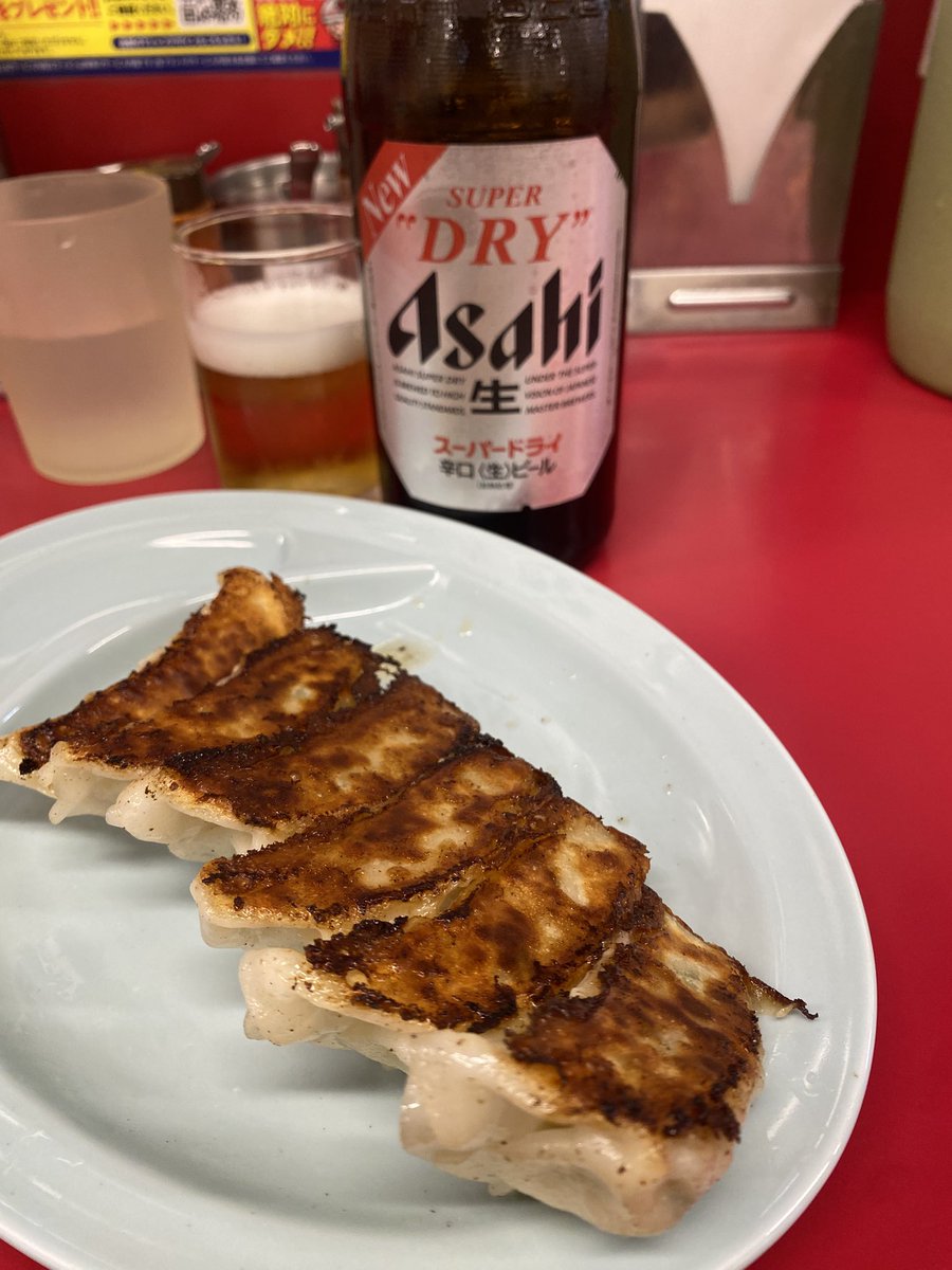 dreadrock_rasta's tweet photo. いつかの飲みの席の締め
「山岡家　定禅寺通り店」久々

瓶ビールと焼き餃子、
恥ずかしながらお初
「プレミアム塩とんこつ」オオメカタメです
あれ⁈醤油と味噌よりも臭ぇ⁈
豚骨臭っせえ気がするが、、
ベースのスープがより露わになった感じ⁈
もうねぇ食う前から好き、たまらんな

塩も美味いね https://t.co/HnJpH3bcOO