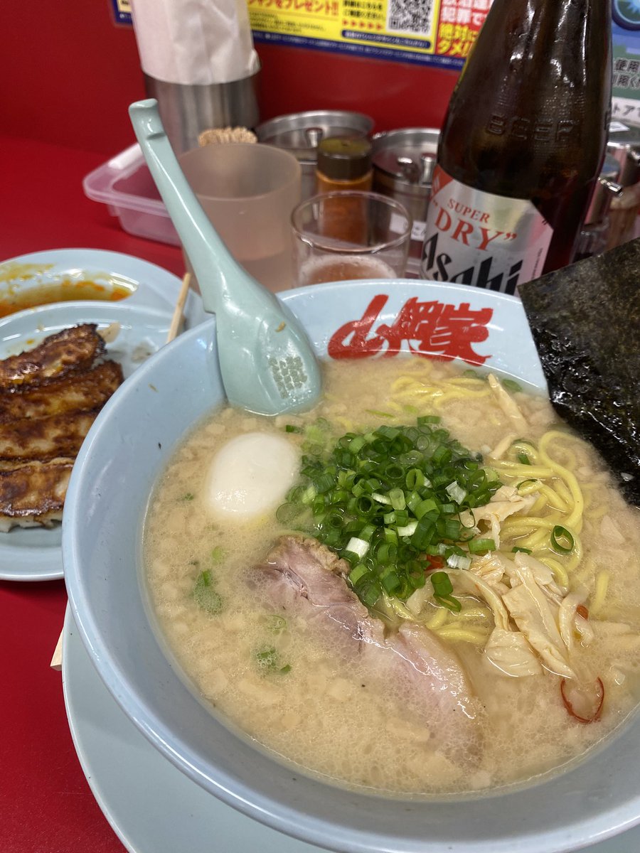 dreadrock_rasta's tweet photo. いつかの飲みの席の締め
「山岡家　定禅寺通り店」久々

瓶ビールと焼き餃子、
恥ずかしながらお初
「プレミアム塩とんこつ」オオメカタメです
あれ⁈醤油と味噌よりも臭ぇ⁈
豚骨臭っせえ気がするが、、
ベースのスープがより露わになった感じ⁈
もうねぇ食う前から好き、たまらんな

塩も美味いね https://t.co/HnJpH3bcOO