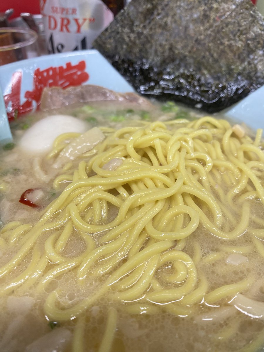 dreadrock_rasta's tweet photo. いつかの飲みの席の締め
「山岡家　定禅寺通り店」久々

瓶ビールと焼き餃子、
恥ずかしながらお初
「プレミアム塩とんこつ」オオメカタメです
あれ⁈醤油と味噌よりも臭ぇ⁈
豚骨臭っせえ気がするが、、
ベースのスープがより露わになった感じ⁈
もうねぇ食う前から好き、たまらんな

塩も美味いね https://t.co/HnJpH3bcOO