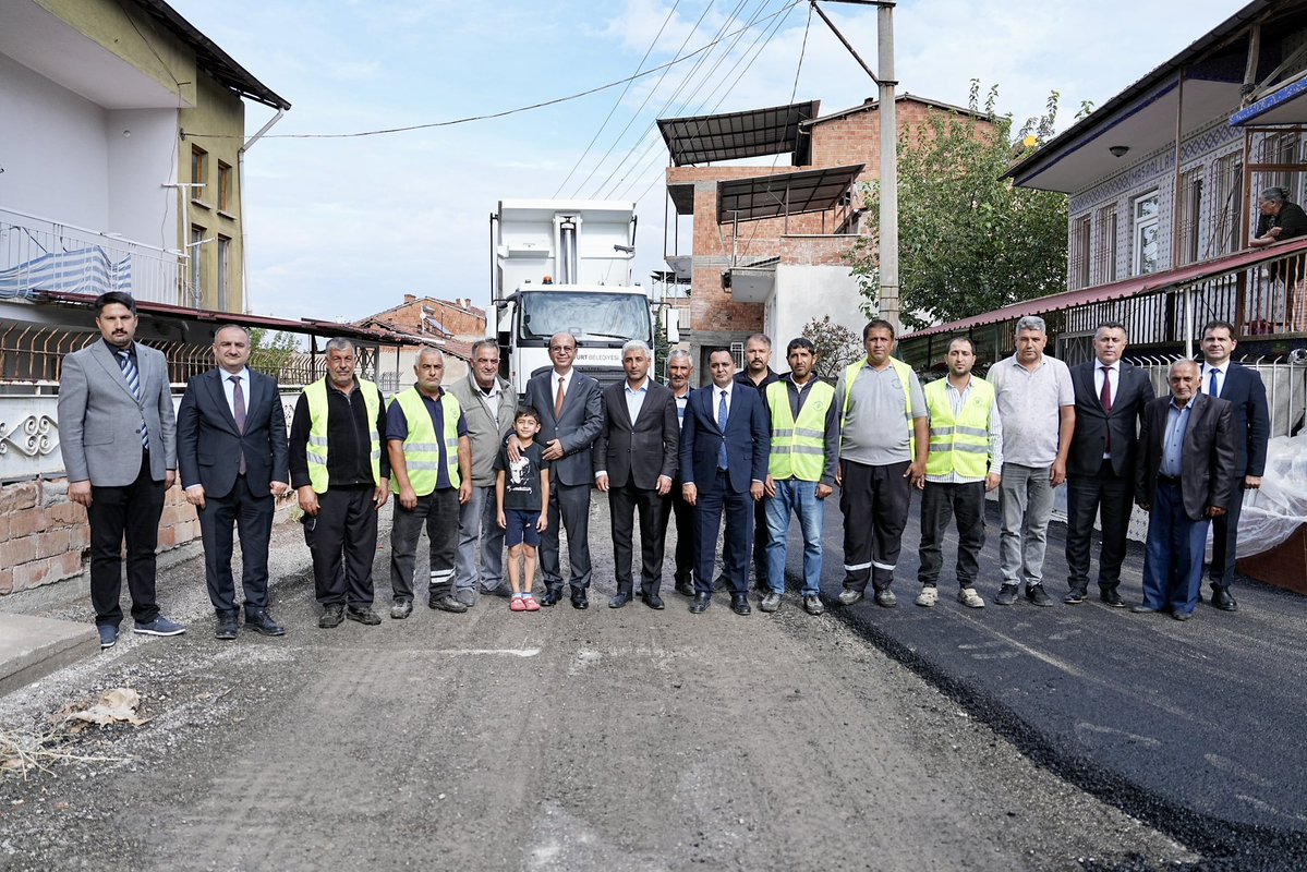 ilhangecit44's tweet photo. Sözümüz net: İşimiz hizmet, gücümüz hemşehrilerimiz.

Cemal Gürsel Mahallemizde yürüttüğümüz asfalt çalışmalarını yerinde inceleyerek ekiplerimizden bilgi aldık. 

Hemşehrilerimizin daha güvenli ve konforlu yollarda ulaşım sağlaması için çalışmalarımızı titizlikle sürdürüyoruz. https://t.co/G3FQT3SNWC
