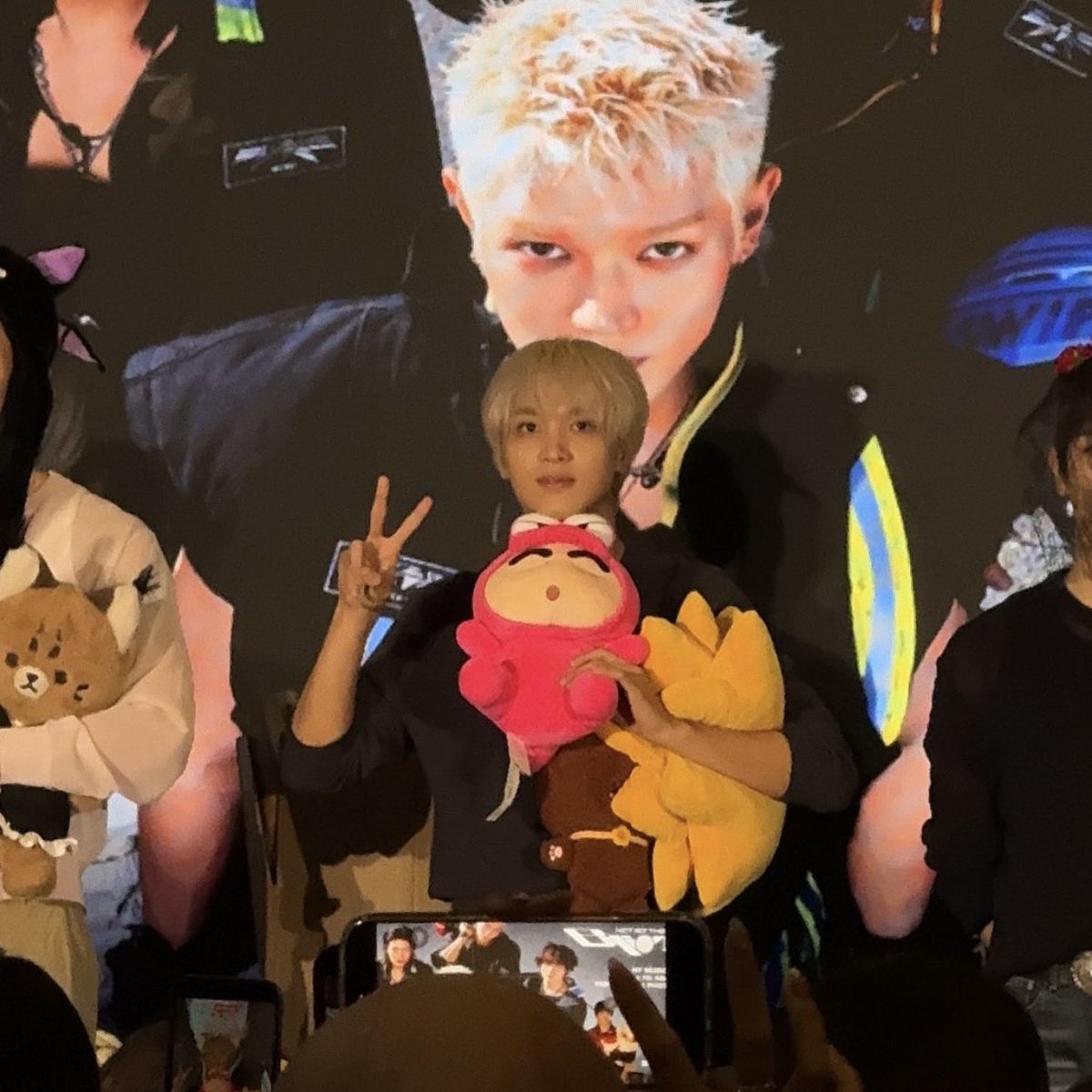 ziza_wnd's tweet photo. GIVEAWAY FOR NCTZEN

—LIGHTSTICK NCT VER 1

DALAM RANGKA HAECHAN BLONDE IN JAKARTA😭🥰����

rules :
-rt, like, follow @ziza_wnd mutualan gasss
-reply apapun yang baik untuk ilichil

END BESOK PAGI JAM 7 DAN BISA KETEMU AKU DI VENUE… GOODLUCK💚

tags. giveaway ls nct 127 merch https://t.co/nTy5p2yhF0