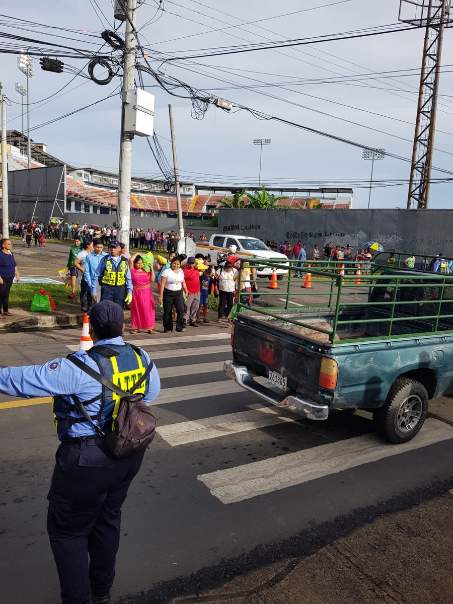 amoriginal1180's tweet photo. #SantiagoVeraguas #LargasFilas
La mañana de este viernes 2 de octubre, se registra una alta afluencia de personas y vehículos en los estacionamientos del estadio Omar Torrijos Herrera debido a la feria del Instituto de Mercadeo Agropecuario (IMA).
Agentes de la ATTT se encuentran en el lugar regulando el tráfico y ordenando el paso peatonal.
Si conduce por el área o es peatón, tome precauciones y siga las indicaciones de las autoridades.
#AmOriginal22Años
#LaVozDeDosMares
@IMA_Pma
@ATTTPanama