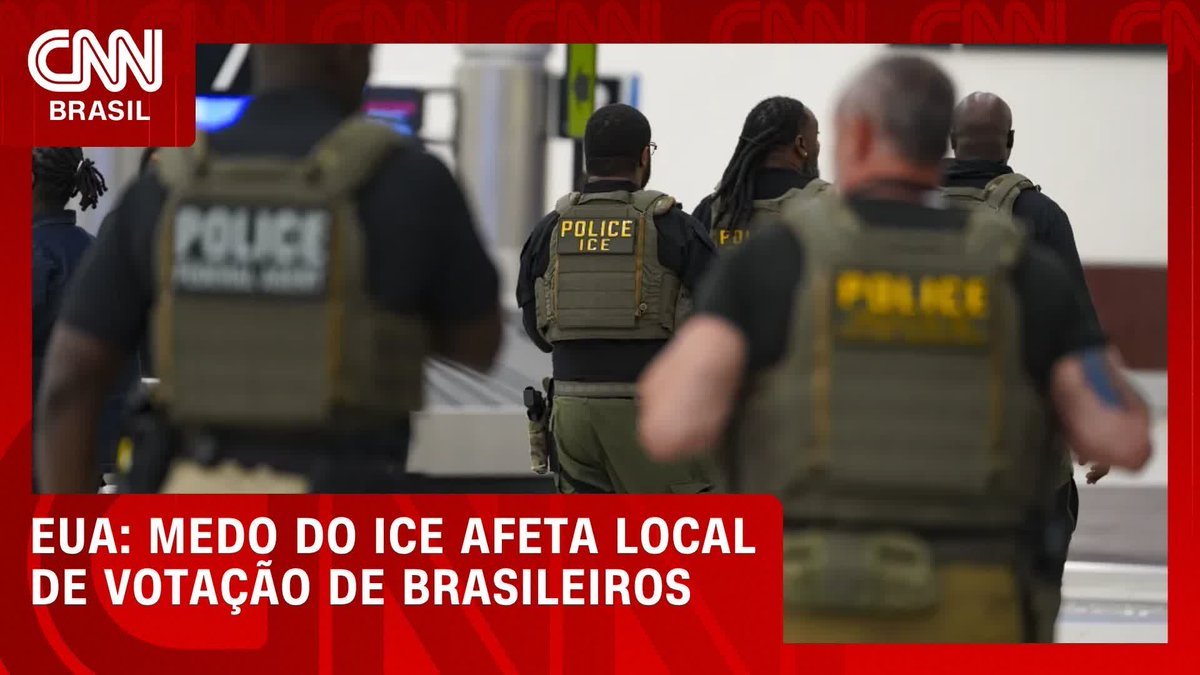 The image, from CNN Brasil, shows several law enforcement officers wearing tactical vests labeled "POLICE ICE" with their backs to the camera, accompanied by the headline "EUA: MEDO DO ICE AFETA LOCAL DE VOTAÇÃO DE BRASILEIROS" (USA: Fear of ICE affects Brazilian voting location), illustrating the post's claim that Brazilian voters in the US are avoiding polling places due to fear of immigration arrests by ICE agents.