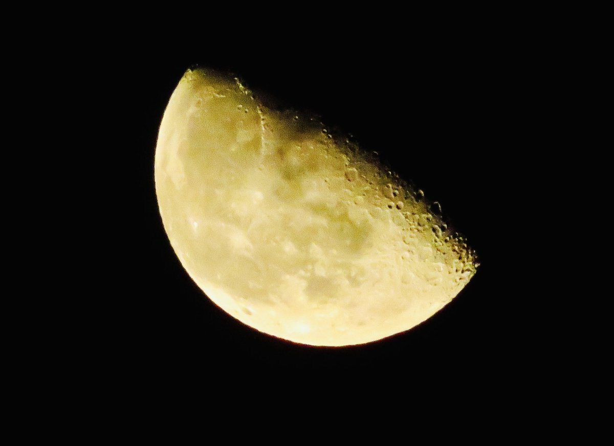 4AzKYhBza159182's tweet photo. やっと撮れた
今日のお月様です🌖
もう少し撮りたいと思ったのに
雲に隠れてしまいました😅
明日下弦の月です

#イマツキ https://t.co/NFimF0E4jn