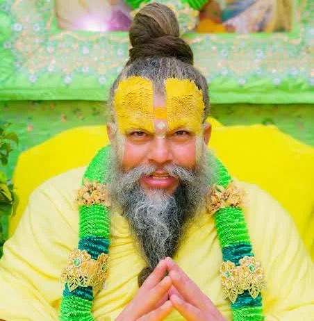 Jyotsna51400's tweet photo. आख़िर प्रेमानंद महाराज के आश्रम में क्या चल रहा है?

ये 16 वर्षीय हाथरस के अनुज कुमार है, 3 महीने पहले ये प्रेमानंद महाराज के आश्रम बृंदावन आए थे और उनके शिष्य बने थे 

अनुज का परिवार आज धरने पर बैठा है परिवार का आरोप है कि 3 महीने से अनुज से मिलने नहीं दिया जा रहा है 

बिल्कुल ऐसा ही आरोप आत्महत्या करने वाले रसिक दुलारी के परिवार ने लगाया था 

प्रेमानंद महाराज को सामने आकर सभी सवालों का जवाब देना चाहिए