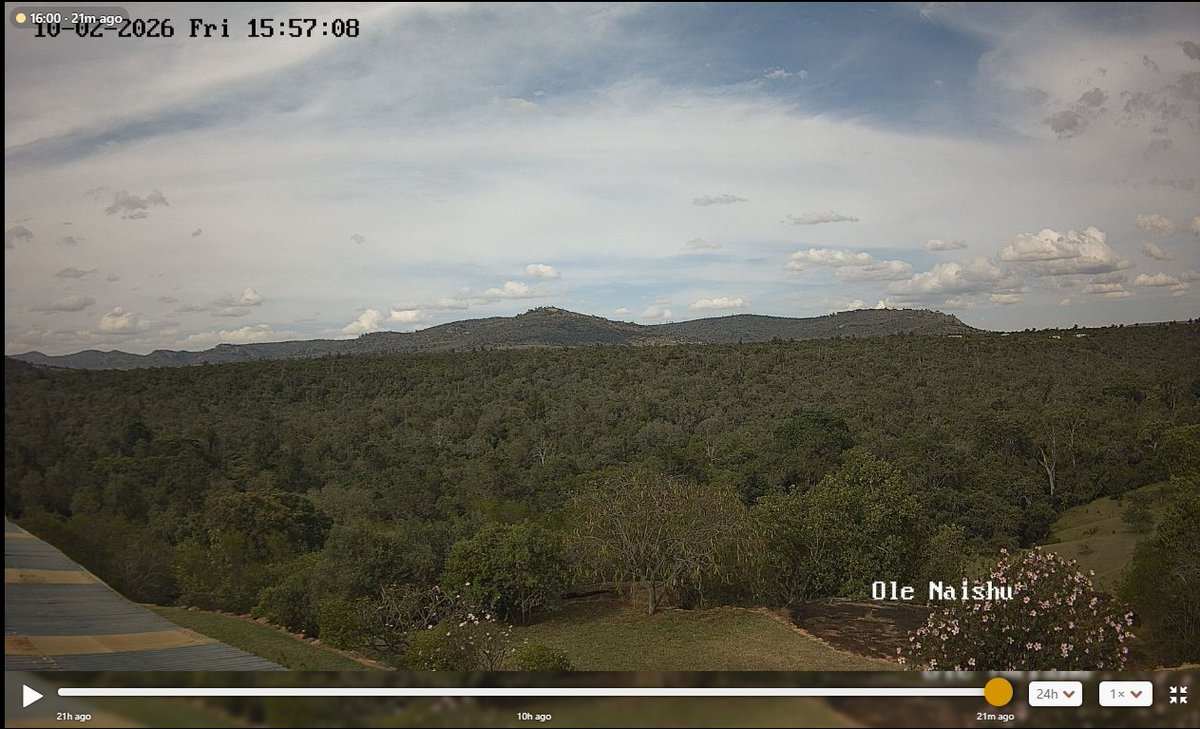 MaithyaVilivu's tweet photo. Change of Seasons:
Wide-spread Cirro-Stratus & cumulus clouds with hazy skies across multiple Counties of #Kenya as seen today & yesterday, indicating an approaching storm system or large-scale change of weather.
We will witness lots of rain across the country especially in North Eastern, the Coast parts of Eastern & even Central highlands in a few days time.