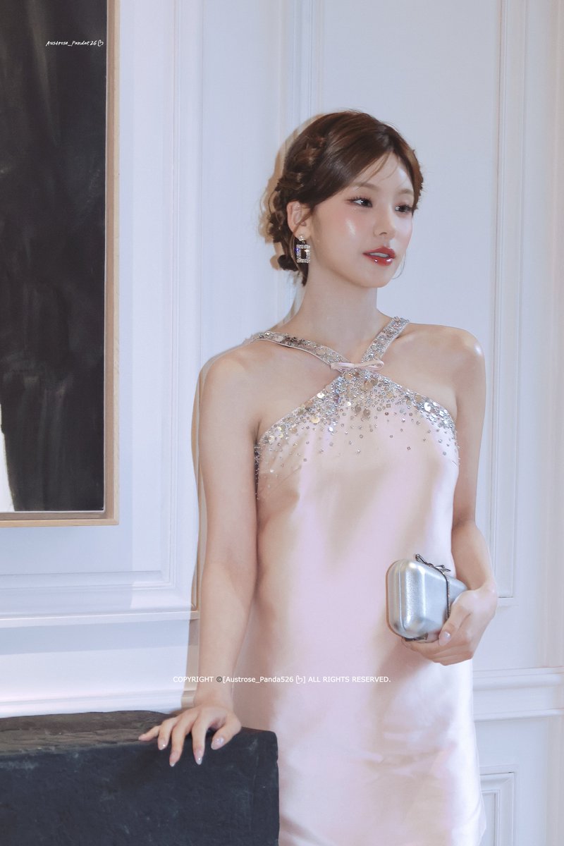Panda526_YE's tweet photo. 261001  RogerVivier ᥫᩣ

#YEJI #RogerVivierSS27
#VivierEnFleur #예지 #ITZY https://t.co/0wst6KDfyF