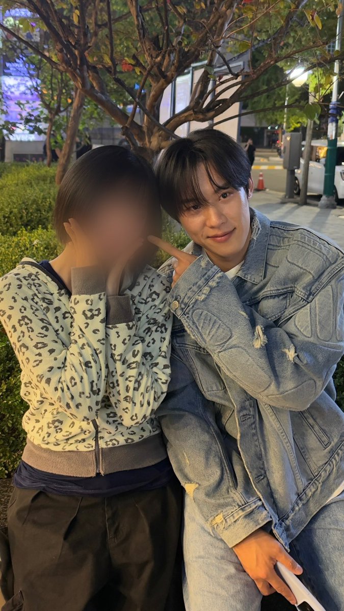 ffecuTe's tweet photo. 쫑파티 김성철 또 떴다!!!!!!!!!!!
남자 손에 뭘 들고 있는 거지 https://t.co/On2Z7VJ1XS