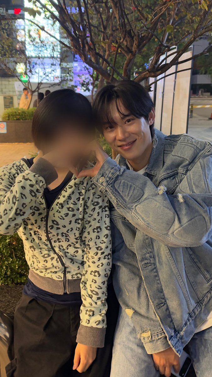 ffecuTe's tweet photo. 쫑파티 김성철 또 떴다!!!!!!!!!!!
남자 손에 뭘 들고 있는 거지 https://t.co/On2Z7VJ1XS