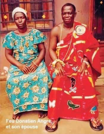 Cotedivoireoff_'s tweet photo. Donatien Angré Kangabri, né en 1917, décédé en 2004, père de 17 enfants: l'homme qui a donné son nom à l'un des plus beaux quartiers d’Abidjan

"Angré n'est pas qu'un simple nom de quartier. A l'origine, c'est un patronyme, celui d'un homme appelé Donatien Angré. 
Comment son nom est-il devenu celui d'un quartier ?
Explications.

Pour comprendre comment cet homme a pu donner son nom à ce quartier, il faut remonter aux fastes des années 80. Là où tout a commencé.
Donatien Angré Kangabri est né le 1er janvier 1917, à Abobo-Té, un village Ebrié. Son père, Kangabri Angré et sa mère Yacrébié Bétchan sont nés là, eux aussi.

A l’époque, Abobo-Té était encore un petit village isolé d’Abidjan. 
D’ailleurs, Abidjan, la capitale économique se résumait aux quartiers d’Adjamé, Treichville, Plateau et Cocody-centre…  
Les autres communes n’étaient encore que des « villes » satellites, séparées du centre-ville par la forêt. Le quartier d’Angré (qui n’existait pas encore) était constitué de vastes plantations de café, de cacao, de palmiers à huile, etc. C’étaient les propriétés des habitants d’Abobo-Té. 

Dont un certain Donatien Angré. 
Ses parcelles se situaient aux emplacements actuels de la CNPS et la station de traitement d’eau de la SODECI.
Mais bien avant d’être planteur, Angré était d’abord un éleveur de volailles et de bovins.

Ce n’est qu’a la fin des années 70 qu’il décide de se tourner vers la culture du café et du cacao. 

Et ça tombe bien ! A ce temps-là, ces deux produits étaient bien vendus, en raison de la forte demande sur le marché mondial. 

Angré devient propriétaire d’une vingtaine d’hectares. 
En quelques années, sa production lui permet de participer à la « Coupe nationale du progrès », une compétition instaurée à l’époque par le Président Félix Houphouët-Boigny (lui-même planteur) pour encourager et inciter les agriculteurs au développement économique. Cette année-là, Angré termine 3ème au plan national.

Entre-temps, au fil des années, la ville d’Abidjan s’est agrandie au point d’atteindre Abobo-Té et les champs avoisinants. 
La mairie d’Abidjan et le BNETP (Bureau national d’études techniques et de développement) prévoient un plan d’extension de la capitale. 
Les « frontières » entre les communes disparaissent. Les zones autrefois inhabitées font place à des constructions. 
Cocody n’échappe pas à la règle. 
Les plantations de Donatien Angré et celles d’autres planteurs sont absorbées par le projet. 
C’était dans les années 80. 
Après négociations avec les paysans de la zone, les autorités décident d’attribuer le nom de l’un des planteurs au futur quartier, en guise de reconnaissance. Problème : ils sont nombreux. 
Qui choisir ? 
Finalement, on trouve une idée toute simple. 
Ce sera celui qui possède la plus grande parcelle. 
C’était celle de Donatien Angré ! C’est ainsi que son nom fut retenu officiellement en tant que dénomination de ce quartier.
Donatien Angré est décédé le 24 août 2004. 
Laissant derrière lui son nom à sa progéniture et à tout un quartier".

Par François Yéo (Top Visages)