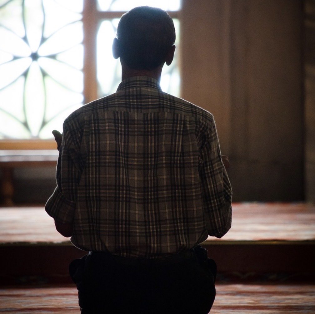 HassanKhan_Vi's tweet photo. Alhamdulillah.

Jag har aldrig berättat detta tidigare. Jag delar det inte för att lyfta fram mig själv, utan för att kanske inspirera någon annan Insha’Allah att våga ta det första steget.

För över 10 år sedan såg jag ett problem på min arbetsplats: det fanns ingen jummah (under vår lunchtid). Många hade svårt att ta sig till moskén, och någonting behövde göras.

Jag var inte den mest kvalificerade personen. Jag var inte heller bekväm med att stå framför människor och tala. 

Men jag insåg en viktig sak: Om alla väntar på den perfekta personen, kanske ingenting någonsin börjar.

Så jag tvingade mig själv utanför min bekvämlighetszon och höll min första khutbah. Inte för att jag ansåg mig kvalificerad, utan för att få igång initiativet.

Vi började med kanske 10–14 personer.

Alhamdulillah, när jag senare återvände till arbetsplatsen (efter 10+år) hade initiativet inte bara överlevt, utan utvecklats vidare. 

Mer kompetenta och kvalificerade bröder hade tagit det vidare, och i dag samlar jummah omkring 60–70 personer.

Tidigare hade jag också fått möjligheten att starta en ISOC på min första arbetsplats i Storbritannien, där vi arrangerade jummah. Det lever än idag och har vidareutvecklats alhamdulillah. 

Underskatta aldrig värdet av att vara den som tar det första steget.

❌Du behöver inte vara bäst.

❌Du behöver inte veta allt.

❌Du behöver inte vara den som för arbetet hela vägen.

Ibland är din uppgift helt enkelt att börja.

Det du startar i dag kan, inshaAllah, utvecklas av andra och fortsätta gynna människor långt efter att du själv har lämnat platsen. 

Kanske blir det till och med en sadaqa jariya som fortsätter ge belöning.

Jag hoppas och ber att de initiativ som jag tillsammans med mina vänner har varit med och startat ska fortsätta utvecklas och gynna vår ummah och vårt samhälle, även när vi själva inte längre finns kvar.

Våga ta initiativ.
Våga utmana dina rädslor.
Våga lösa problemen du ser framför dig.

Någon måste ta det första steget. Varför inte du? Bismillah våga börja 🔥