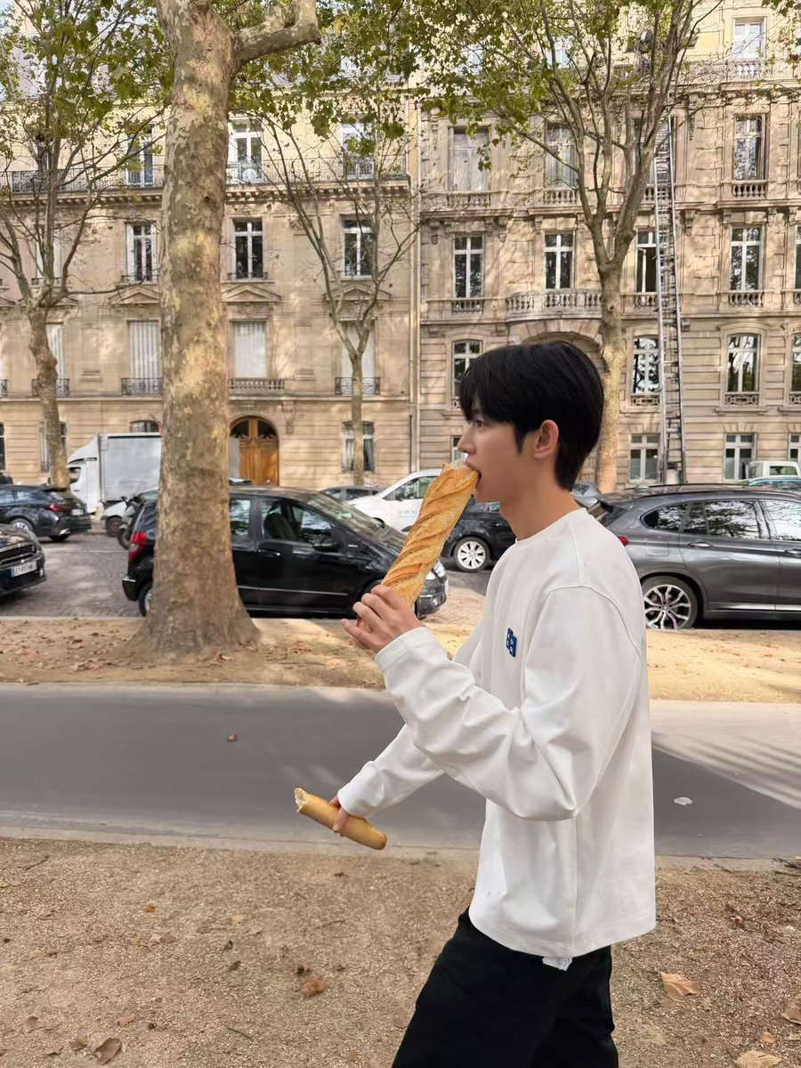 Ccrdebe's tweet photo. Park Siwoo's presence at Lanvin reads less like a celebrity cameo and more like a conversation.

PARK SIWOO AT LANVIN PFWSS27

#PARKSIWOOxLANVIN
#PARKSIWOO
#LANVINPFWSS27 https://t.co/EbEzQDaBqU