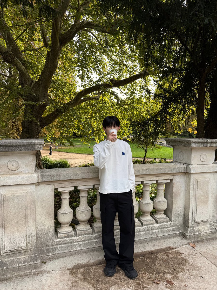 Ccrdebe's tweet photo. Park Siwoo's presence at Lanvin reads less like a celebrity cameo and more like a conversation.

PARK SIWOO AT LANVIN PFWSS27

#PARKSIWOOxLANVIN
#PARKSIWOO
#LANVINPFWSS27 https://t.co/EbEzQDaBqU
