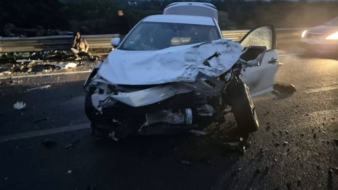 ContraProMx's tweet photo. 🚧🚨 #PRECAUCIÓN 🚧🚨 Se registra un accidente carretero en la vía #Oaxaca - #Ejutla, en el libramiento a #Ocotlán de Morelos, que involucra 2 vehículos. 
Hay afectación carretera por lo que deben tener cuidado al conducir en la zona. 

#911 @Bomberos_GobOax #CruzRoja #emergencia @PolVial_GobOax