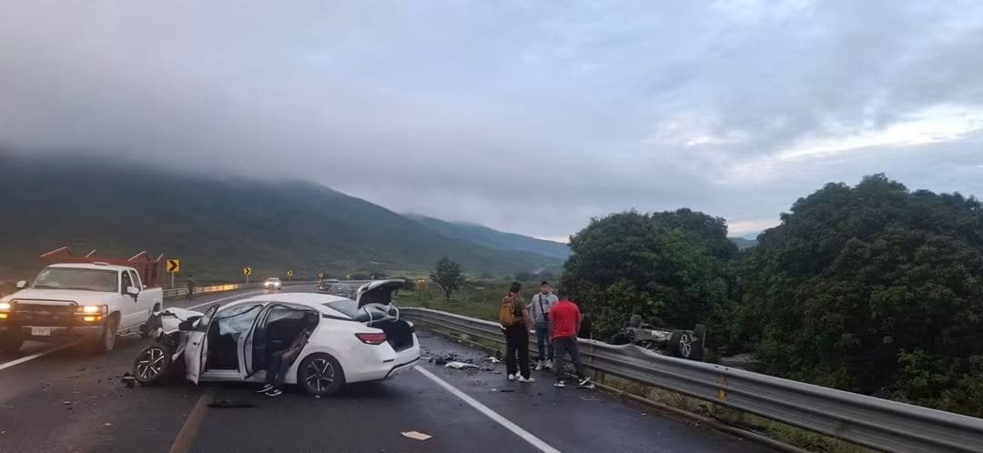 ContraProMx's tweet photo. 🚧🚨 #PRECAUCIÓN 🚧🚨 Se registra un accidente carretero en la vía #Oaxaca - #Ejutla, en el libramiento a #Ocotlán de Morelos, que involucra 2 vehículos. 
Hay afectación carretera por lo que deben tener cuidado al conducir en la zona. 

#911 @Bomberos_GobOax #CruzRoja #emergencia @PolVial_GobOax