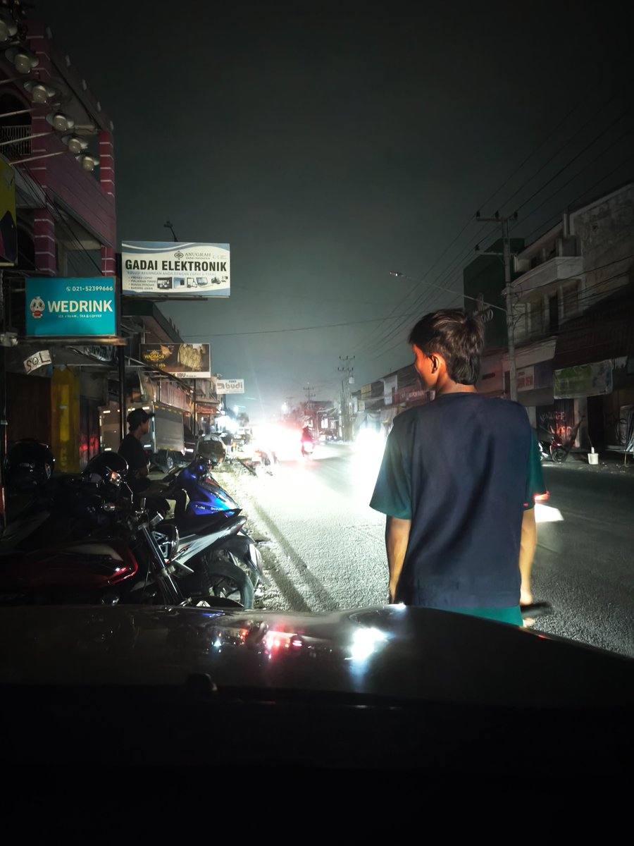 Ans_793's tweet photo. @pln_123 @MutzAqin Ruas jalan utama gelap gulita begini ngeri bet min , btw ini Jl raya utara Adiwerna Kab tegal
imbas adanya pemadaman

ngeri ada yang ketubruk / nubruk gara"minim penerangan 😌 https://t.co/Mn0EEroSzt