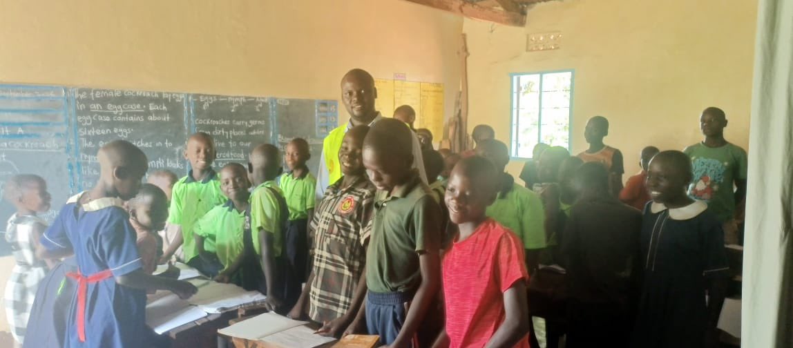 PatienceNamudd1's tweet photo. ONC SCHOOL MONITORING | KIBOGA: ONC Coordinator John Lubwama visited Masiriba P/S, where 176 of 255 pupils were present. The school has 9 government-paid teachers. Key gaps include inadequate toilets and teaching staff. #ONCUpdates https://t.co/HcMur0zcel