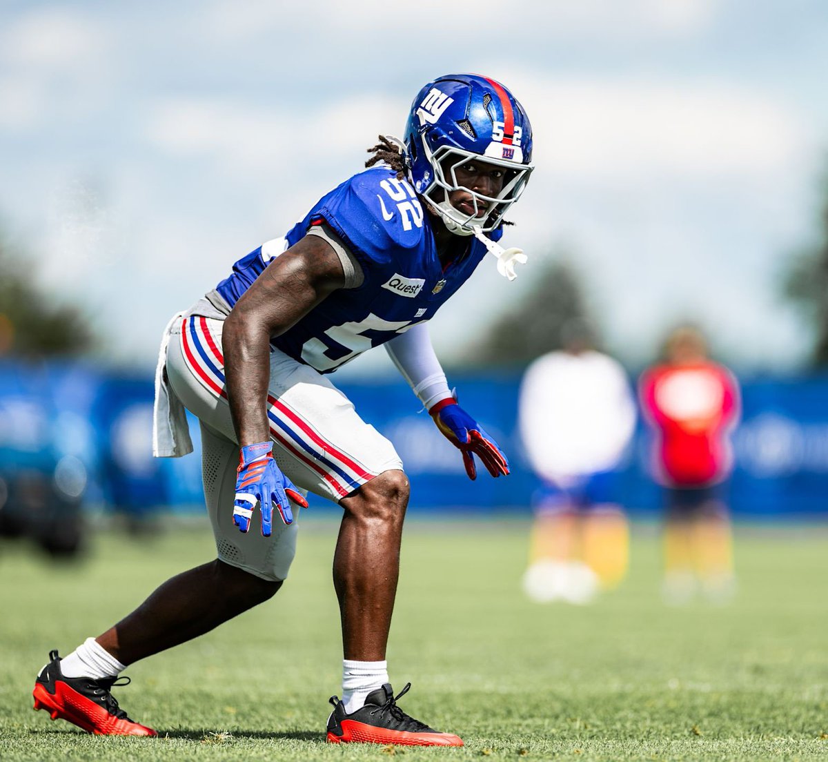 BigBlueFilmRoom's tweet photo. Dennard Wilson on Arvell Reese potentially seeing more reps as a pass rusher with Brian Burns out for the season:

"We can move him around a little bit. Put him on the line of scrimmage. ... So it's just about giving him favorable matchups and put him in positions to have success."