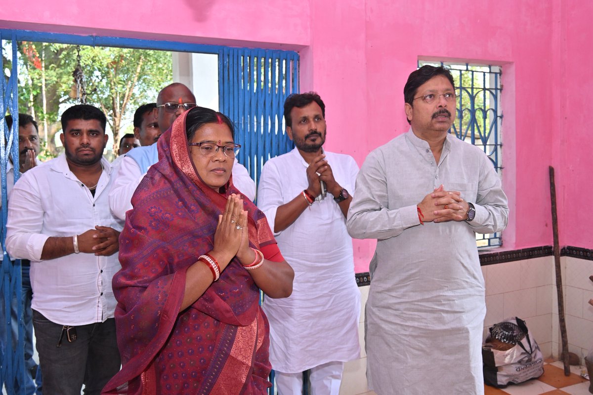 uddheshwari's tweet photo. आज शंकरगढ़ विकासखंड के ग्राम पंचायत चलगली स्थित पावन मां महामाया मंदिर परिसर में मां महामाया की पूजा-अर्चना कर क्षेत्र की सुख-समृद्धि, खुशहाली एवं शांति की कामना की।

इस अवसर पर मंदिर परिसर में स्वच्छता एवं साफ-सफाई का कार्य भी किया गया। स्वच्छ एवं सुंदर मंदिर परिसर के साथ स्वच्छता के प्रति जागरूकता का संदेश दिया गया।

मां महामाया का आशीर्वाद सदैव क्षेत्रवासियों पर बना रहे और सभी के जीवन में सुख, समृद्धि एवं खुशहाली बनी रहे, यही प्रार्थना की।

इस अवसर पर गृह निर्माण मंडल बोर्ड के अध्यक्ष श्री अनुराग सिंह देव जी, भाजपा जिला अध्यक्ष श्री ओमप्रकाश जायसवाल जी, अ.ज.जा मोर्चा छत्तीसगढ़ के प्रदेश उपाध्यक्ष श्री शिवशंकर मरावी जी, राजपुर जनपद पंचायत अध्यक्ष श्री विनय भगत जी, श्री तिला साय जी,श्री रवि मरावी जी, विवेक जायसवाल जी, श्री जगवंशी यादव जी, श्री मोनू अग्रवाल जी, श्री अनुरंजन यादव जी एवं जगजनप्रतिनिधिगण, भाजपा के वरिष्ठ कार्यकर्तागण, मंडल पदाधिकारीगण, युवा मोर्चा के साथी, स्थानीय ग्रामीणजन एवं बड़ी संख्या में श्रद्धालुजन उपस्थित रहे।

#सामरी #बलरामपुर #सेवा_संकल्प_अभियान
#BJP4CGState