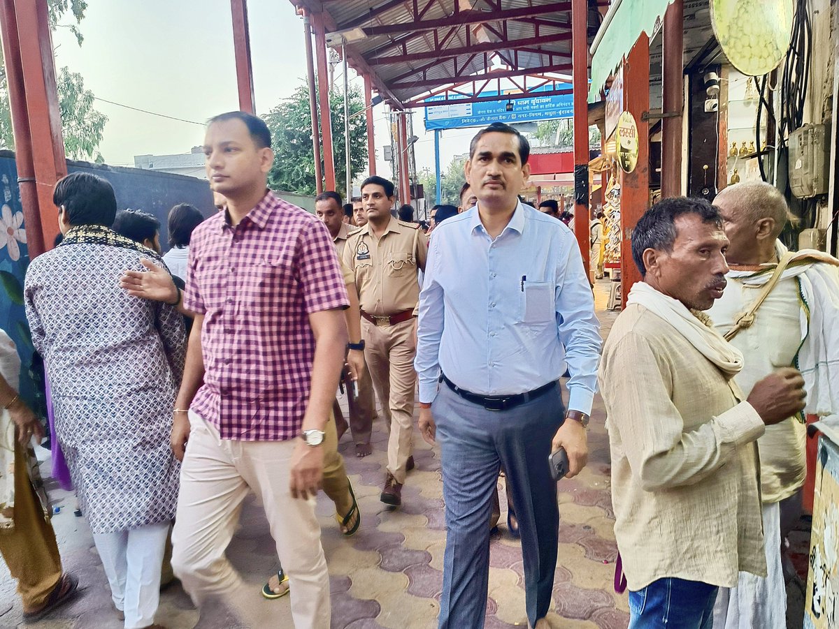 DMMathura1's tweet photo. वृन्दावन स्थित विश्व प्रसिद्ध श्री बांके बिहारी जी मंदिर तथा आस-पास के क्षेत्र का निरीक्षण किया।

मंदिर को जोड़ने वाले प्रमुख मार्गों, गलियों तथा प्रवेश व निकास द्वारों का जायजा लिया।

श्रद्धालुओं की सुविधा हेतु स्वास्थ्य, सुरक्षा, यातायात, साफ-सफाई, पेयजल आदि व्यवस्थाओं का अवलोकन किया तथा अधिकारियों को आवश्यक दिशा-निर्देश दिए।

@UPGovt @myogiadityanath
@CMOfficeUP @InfoDeptUP