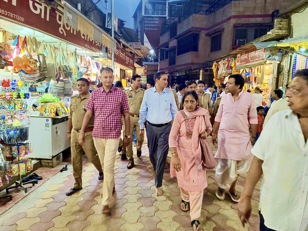 DMMathura1's tweet photo. वृन्दावन स्थित विश्व प्रसिद्ध श्री बांके बिहारी जी मंदिर तथा आस-पास के क्षेत्र का निरीक्षण किया।

मंदिर को जोड़ने वाले प्रमुख मार्गों, गलियों तथा प्रवेश व निकास द्वारों का जायजा लिया।

श्रद्धालुओं की सुविधा हेतु स्वास्थ्य, सुरक्षा, यातायात, साफ-सफाई, पेयजल आदि व्यवस्थाओं का अवलोकन किया तथा अधिकारियों को आवश्यक दिशा-निर्देश दिए।

@UPGovt @myogiadityanath
@CMOfficeUP @InfoDeptUP