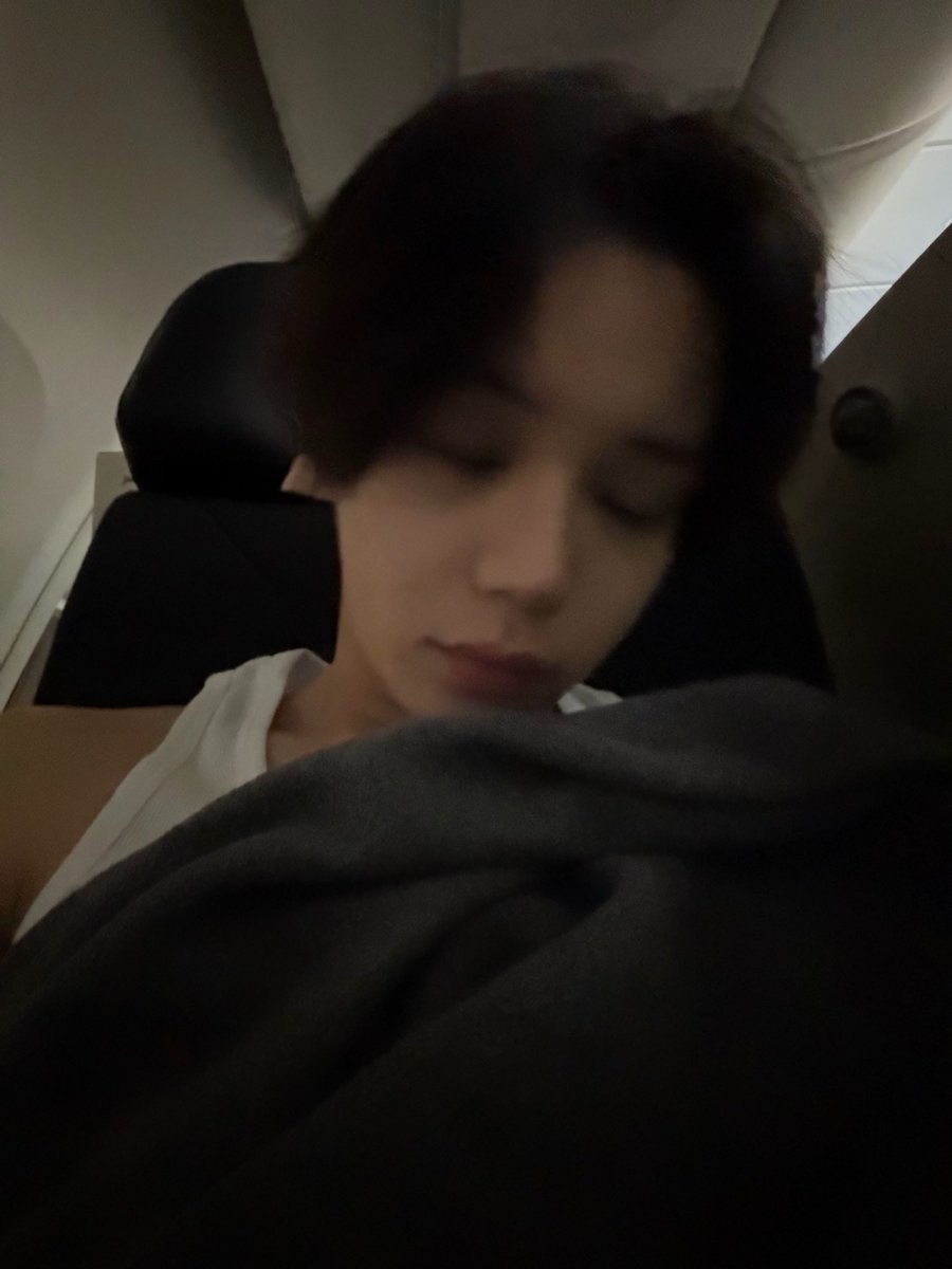cchocohyul's tweet photo. something about ohyul took a selca when hes about to off 🐈‍⬛✈️ #오율 https://t.co/QoEzu0VBex