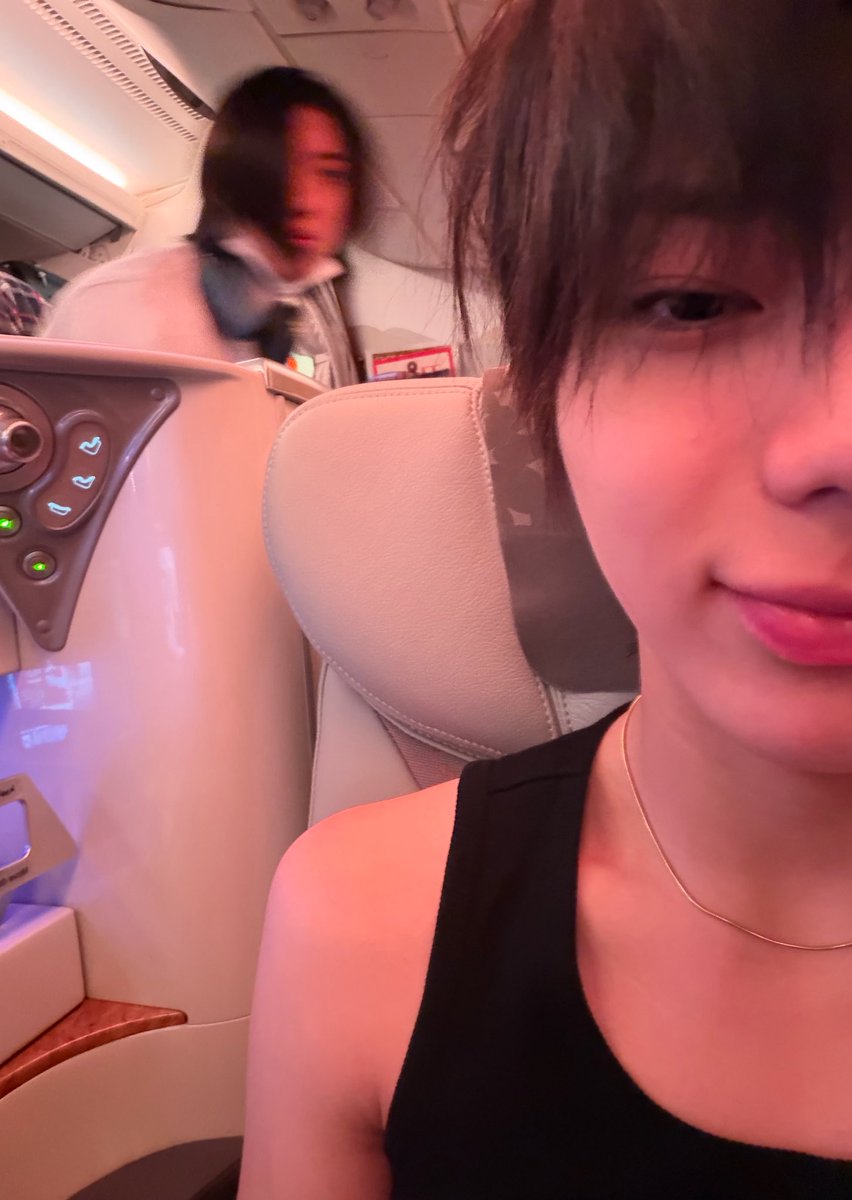 cchocohyul's tweet photo. something about ohyul took a selca when hes about to off 🐈‍⬛✈️ #오율 https://t.co/QoEzu0VBex