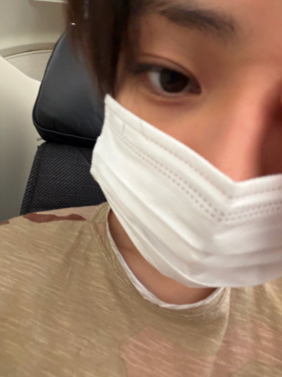 cchocohyul's tweet photo. something about ohyul took a selca when hes about to off 🐈‍⬛✈️ #오율 https://t.co/QoEzu0VBex
