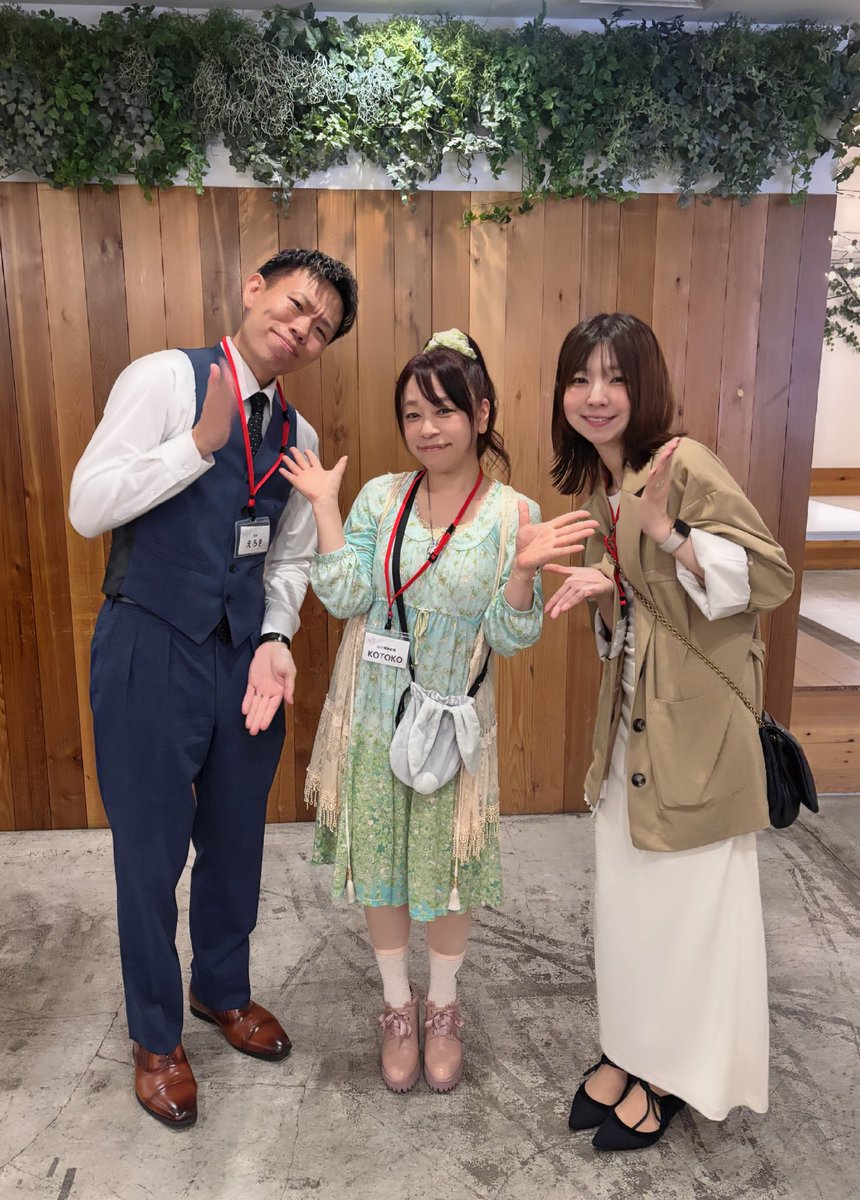 KOTOKO_Dwarf's tweet photo. 今日は、アニメ「うしろの正面カムイさん」の打ち上げにお邪魔してきました♪
オカルトとエロスが見事に融合して清々しい笑いをくれる素晴らしい作品でした！
皆さんと一緒にこのアニメの制作に関われた事、本当に嬉しく思います！
そして、作品のいちファンとして思うこと。
まだまだ続きが見たいぞ〜！！(第���期制作決定発表正座待機中！w)
EDテーマ「SAY-BYE!!」は、これからも大切に歌っていくので、ライブで出会った時には一緒に「セイセイ！」よろしくね⭐︎
(エロキ先生とコノシロ先生とお写真撮ってもらいました💕ありがとうございます(∩´͈ ᐜ `͈∩))