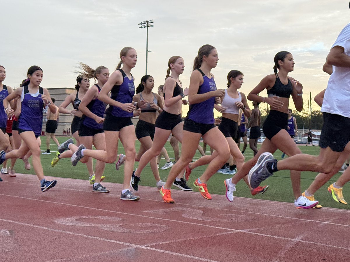 CSHS_Distance's tweet photo. 🌧️ MEET UPDATE🌧️

When the course is flooded, motivated people find a way‼️

#Fearless https://t.co/dWCQq78fMJ