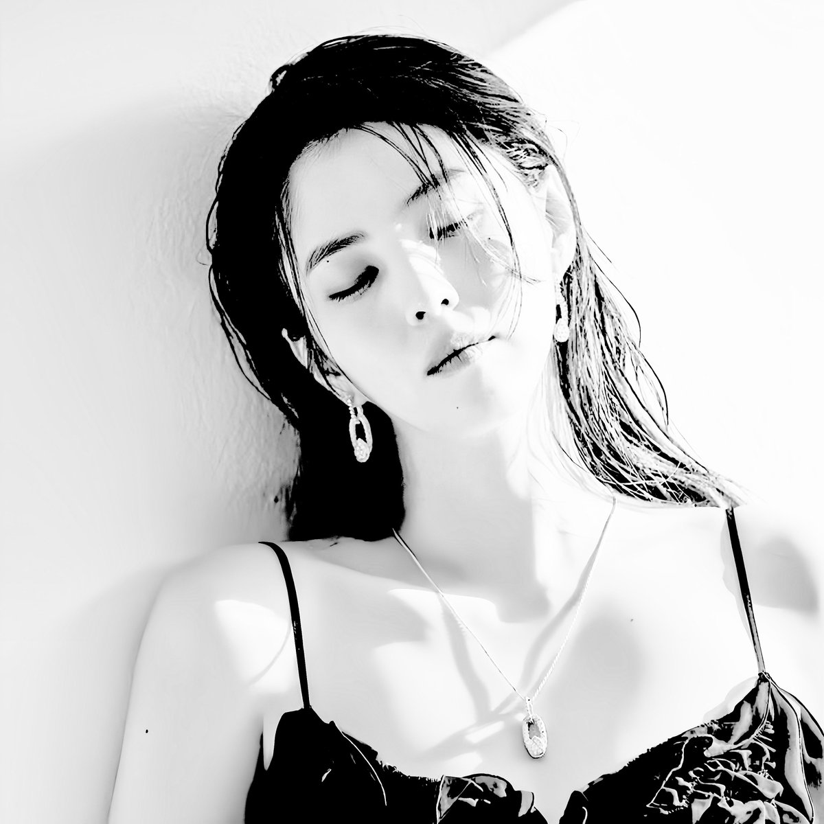 R_d_0se's tweet photo. 그러니 당신도 사는 내내 내가 사무치기를. 인생의 달고 빛나는 모든 순간 어김없이 되살아날 내 이름에 설단이 베이고, 이윽고 단 것과 비린 것을 가릴 수 없는 날이 오기를. 그리하여 눈먼 손으로 끝내 나를 찾아 휘청이기를. https://t.co/vB7fyqOBZv
