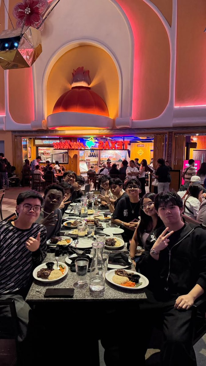 danvsI's tweet photo. These guys built a community of 65,700 clippers in under 6 months

This is the team behind @weclipflow at their first staff meetup

They started as clippers themselves, and now they’re helping thousands of others earn their first $1,000 from clipping

This is what we wanna build with Content Rewards, an entire ecosystem where people aren’t just earning from clipping but building businesses on top of it

Their own communities, agencies, tools, etc

Pretty fucking cool to see it already happening lol